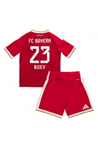Bayern Munich Sacha Boey #23 Jalkapallovaatteet Lasten Kotipeliasu 2026-27 Lyhythihainen (+ Lyhyet housut)